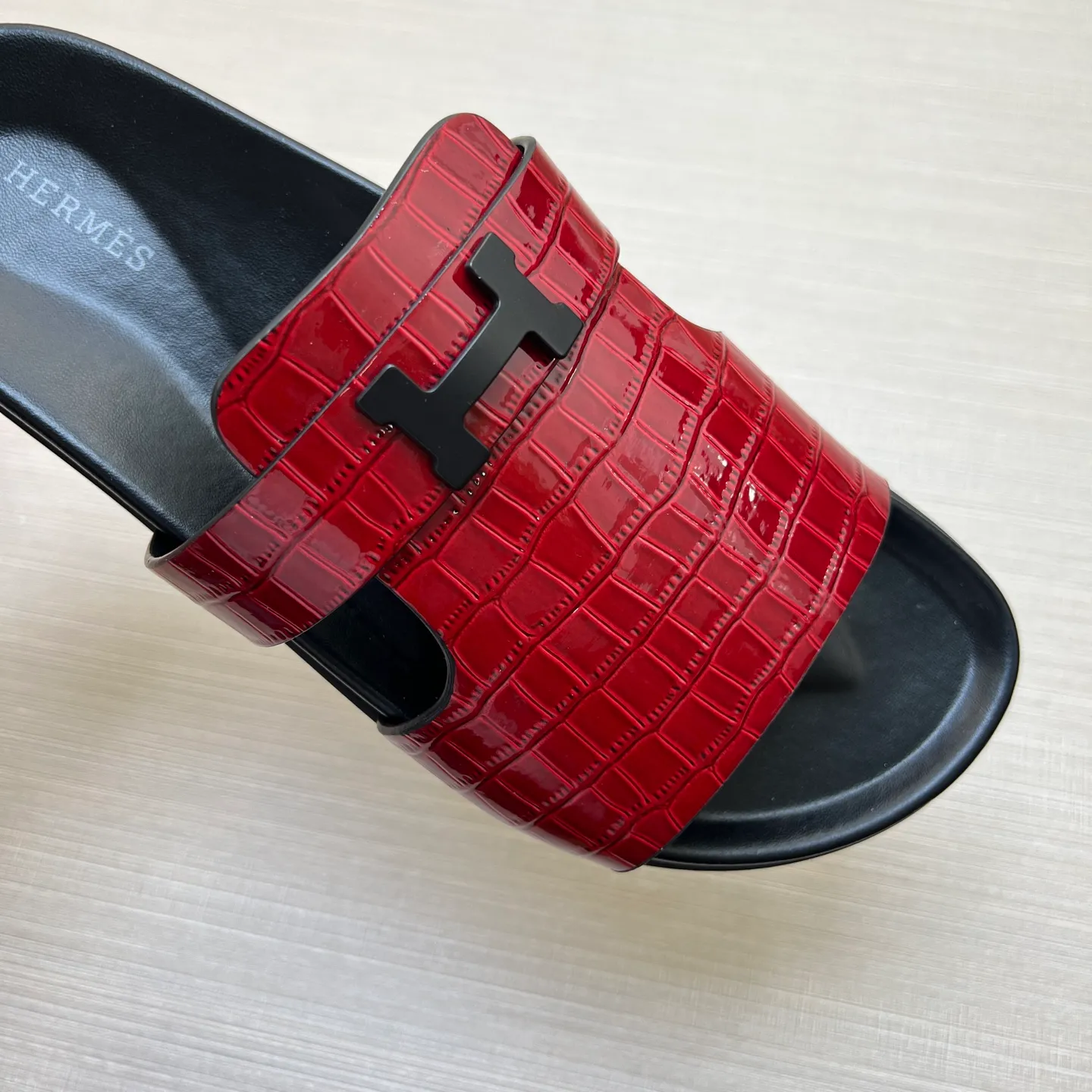[H Family Hermès] P: 360💰 Size: 38-45 Hermes Men’s Kazimir Slippers - 2025 Summer New Hermès Same as the original version, with colored cowhide surface + rubber combined sole, handmade by master-level craftsmen! ❥High-end customization, exclusive products, the highest version in the industry.
